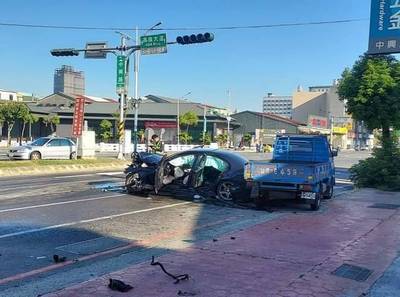 嘉市賓士車自撞車頭毀 4人受傷