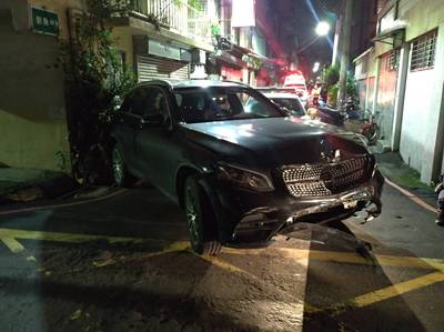 賓士男酒駕撞民宅 酒測值高達0.61