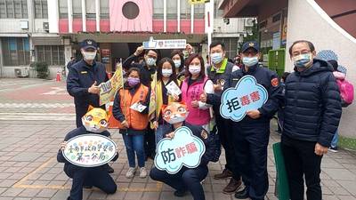 警專生「扮老虎」民代面前歌舞 分局急澄清：議員剛好路過