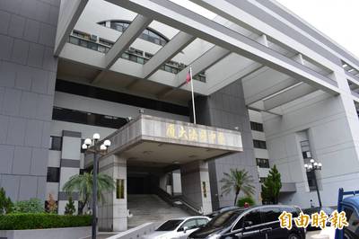 男女警官套房共處2小時 法官認「沒過夜」判男警免賠