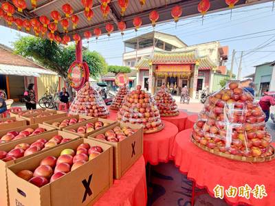 3360顆美國蘋果慶土地公生 埤頭福德祠「頭牙」送平安
