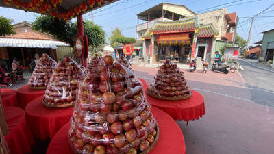 彰化「牌咖傳染鏈」染疫大難不死 3000顆「蘋果塔」謝土地公