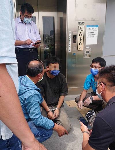 不滿前妻另結新歡  十多刀砍死情敵醋男今午落網