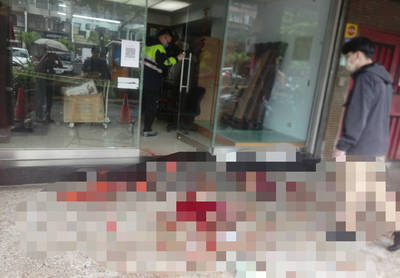南港驚傳街頭砍人！住戶砍吼叫男反被勒昏 雙雙送醫急救