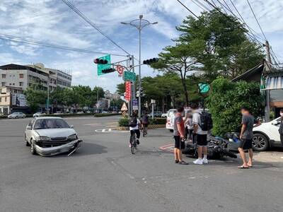 高雄7旬翁左轉未禮讓 害騎士打保齡球6車連環撞