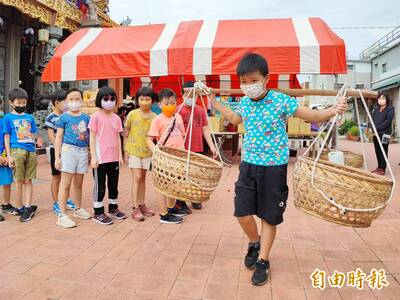 台南仁德大宅聖天宮土地公生 百年習俗「擔水餅」登場