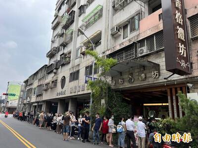 搶買蛋黃酥！台中名店排隊人龍再現 外縣市衝來爆買18萬