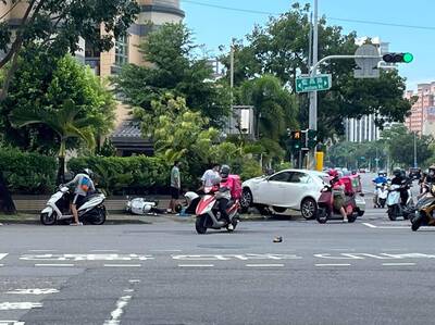 轉彎車未禮讓直行車 高雄小客車為閃避撞傷2騎士送醫