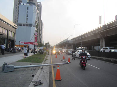 獨家》台中醉男開馬5自撞 目擊民眾驚：燈桿連基座噴飛2樓高 差點掃到！