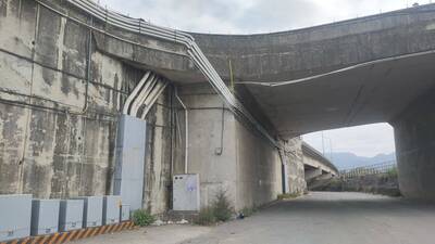 小年夜傳憾事！機車騎士衝撞護欄 摔落8.4公尺橋下重傷亡