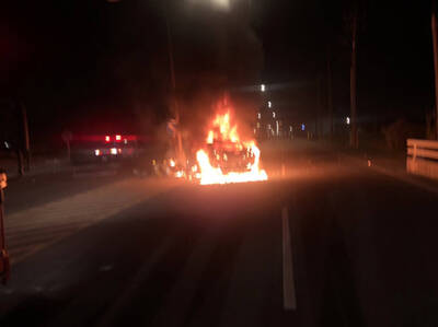 桃園新屋轎車撞分隔島火燒車 駕駛座驚見焦屍