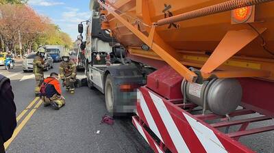 台南聯結車與機車擦撞 87歲老婦滑入車底傷重不治