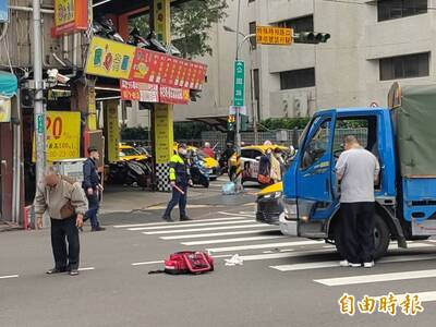 台中又有行人挨撞！老翁嘴巴被後照鏡鉤住 「吊掛」懸空驚魂