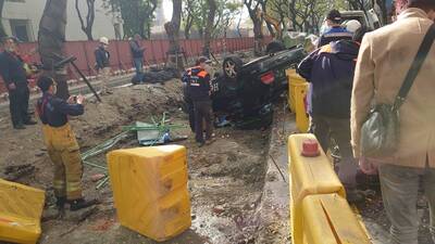 男開車擦撞高雄輕軌工程路檔翻車 4輪朝天1人送醫