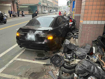 三寶失控撞倒18輛車 百萬BMW重機也噴飛滾3圈