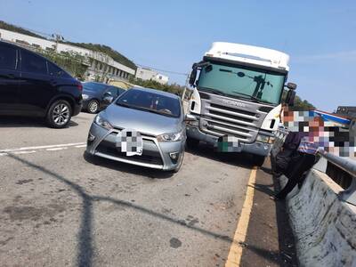 清明連假車多 7旬翁台1線轉向路口追撞曳引車