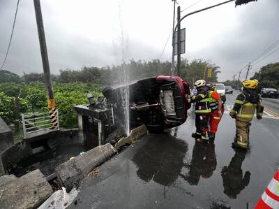 小客車自撞翻車 又是酒駕惹禍