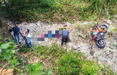 嘉義大埔民族橋重機撞護欄 騎士連人帶車墜6米溪床