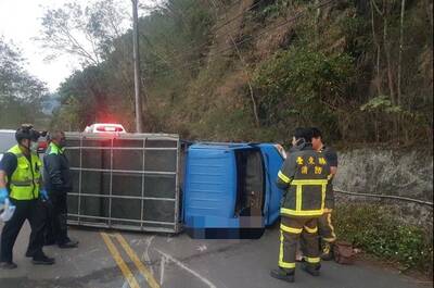 台東小貨車自撞側翻 駕駛送醫不治