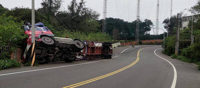 竹縣毒化物槽車自撞電桿翻覆  駕駛酒測值高達0.7毫克