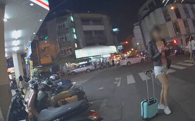 熱褲美魔女尋車未果求助 轉身遇奇蹟自嘲「金魚腦」