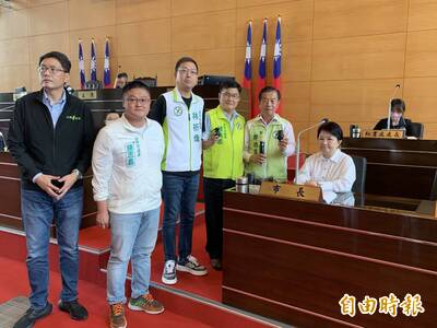 台中歌劇院遭「詐彈」恐嚇  鄭功進送市長玩具手榴彈凸顯公安