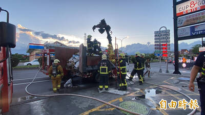 抓斗車「火燒屁股」！緊急臨停「加油站」灌水滅火