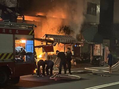 高市透天厝深夜火警 6人獲救1人送醫