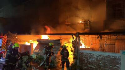 台南民宅凌晨大火4住戶獲救 1消防員送醫