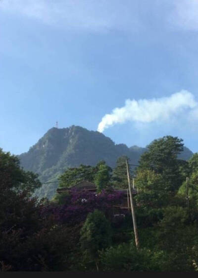 新竹北埔五指山區雜草火警 白煙沖天