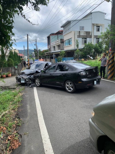 載遭通緝妻跑給警察追！毒蟲夫過彎撞LEXUS 賠了夫人又折兵