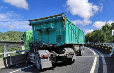 好驚險！國6北山交流道大貨車撞護欄  車頭、車斗「折甘蔗」