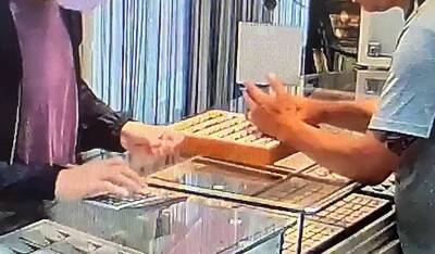 只花2分鐘......當著銀樓老闆面 慣竊摸走金戒