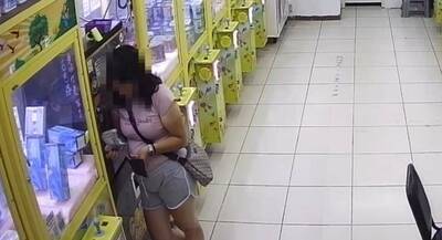 女逛娃娃機店竊取他人錢包內2萬8千元現鈔被逮