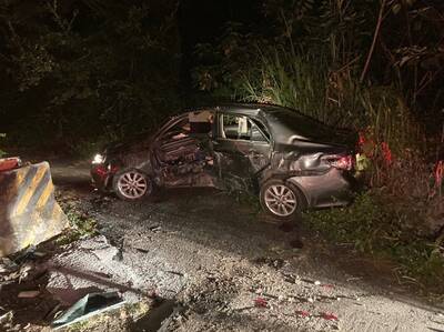 命大！中秋收假 3男駕車自撞護欄只輕微受傷