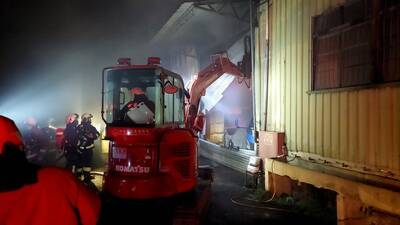 三峽墓地旁工廠火警 出動挖土機開挖阻隔延燒