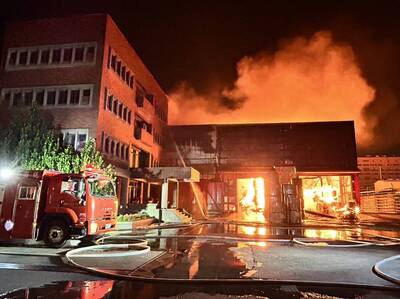 桃園觀音錦美紙業廠房失火全面燃燒 消防22車45人搶救中