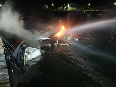 火燒船！澎湖望安潭門港濃煙蔽天 海巡艇也射水砲馳援