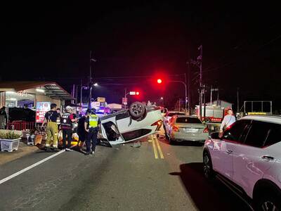 酒駕撞3車！闖紅燈撞車翻覆又波及2車 騎士目睹嚇傻