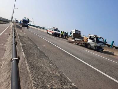 右前輪框螺絲鬆脫  小貨車西濱失控撞護欄