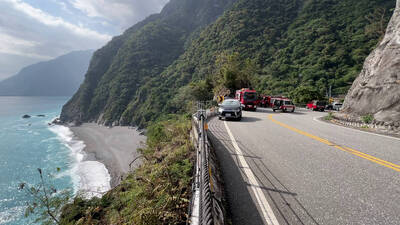 疑疲勞駕駛自撞護欄 騎士摔落蘇花公路懸崖亡