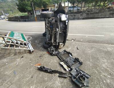 婦人疑吃感冒藥開車恍神  撞草莓園招牌後車輛竟翻覆側立