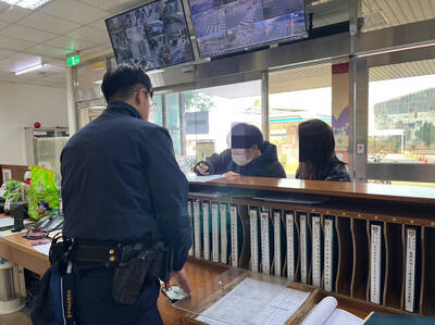 靠一截機票！日籍母子尋回手機 大讚台灣警「難波萬」