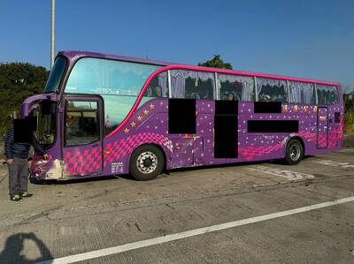 國1賞花遊覽車司機精神不濟失控撞護欄  彈回撞上轎車