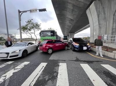 國5側車道車禍  大卡車擦撞前方紅車一度堵車流