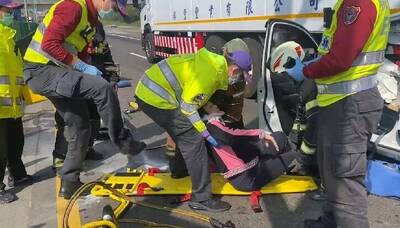 台66線新屋路段3大貨車與自小客貨車碰撞 女駕駛一度受困