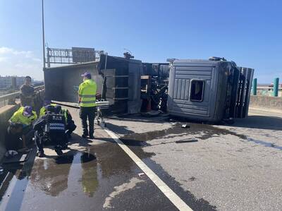 台61線北上大園路段 曳引車自撞護欄翻覆