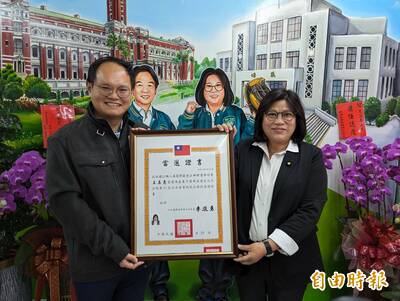 王美惠獲頒當選證書 支持游錫堃連任立院院長