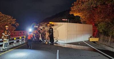 南迴公路大武鄉大溪路段 貨櫃車撞山壁護欄側翻