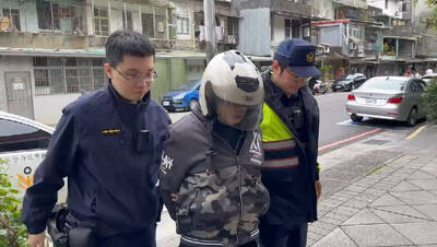 假釋男宮廟搶金牌 廟公阻止被剪刀刺傷